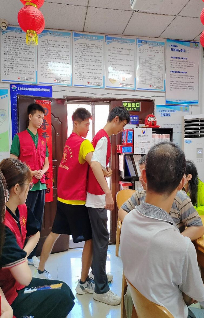 彩神南京师范大学“安全急救始于心生命沐光助前行”暑期实践：学急救妙招减独居烦恼(图3)