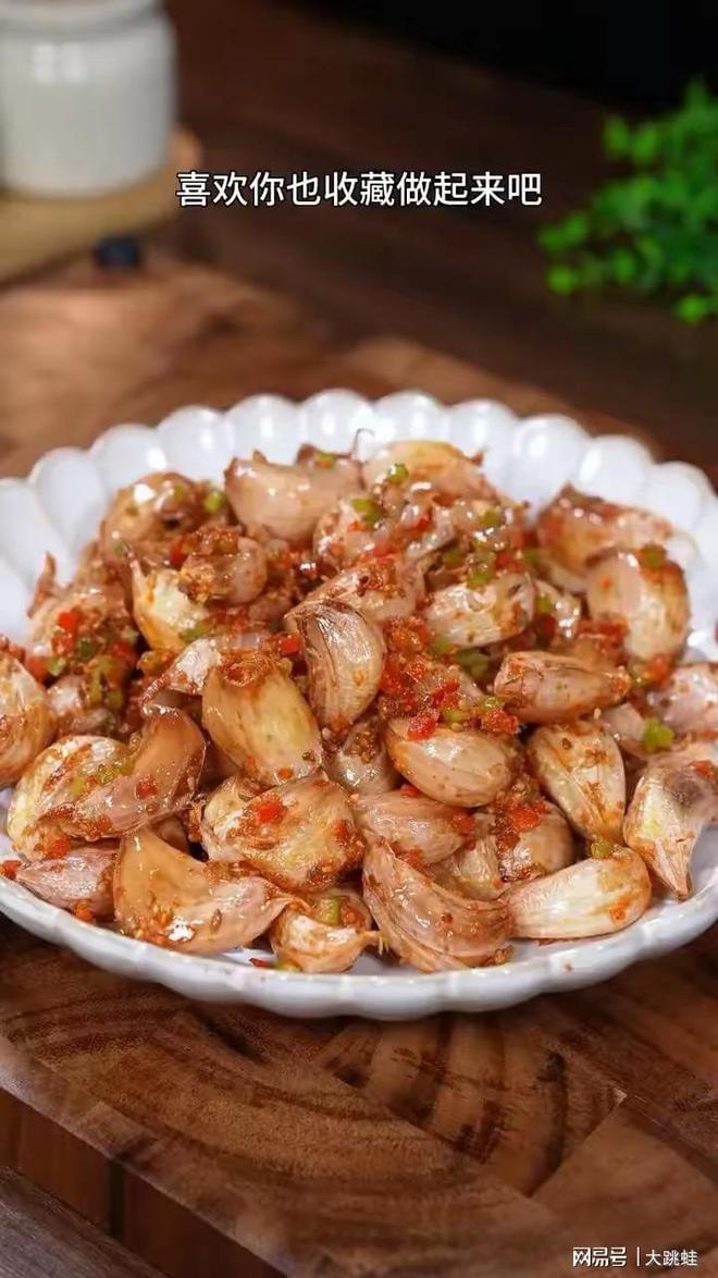 前天回村里的时候跟一位老人闲聊了会儿。(图1)